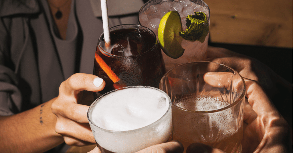 Personas brindando con bebidas españolas